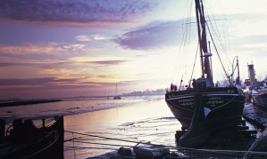 Thames-Barge-on-the-estua-012