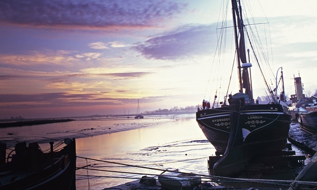 Thames-Barge-on-the-estua-012