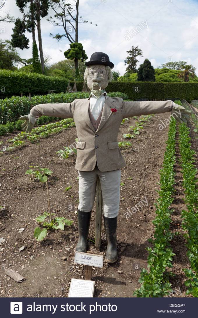 posh-scarecrow-guards-the-lost-gardens-of-heligan-DBGGP7