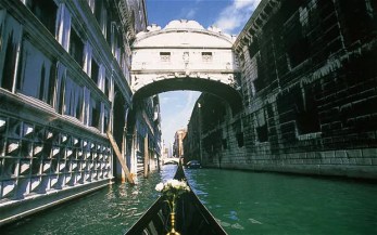 venice-bridge-sigh_2071424b